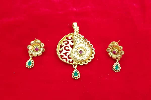 Antique Pendant – Earrings – Imitation Jewellery