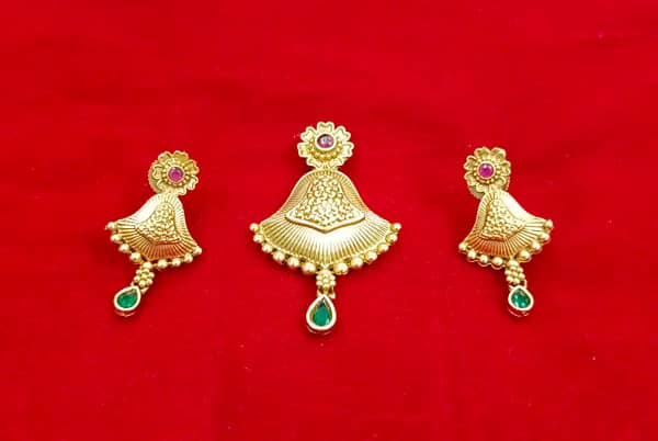 Antique Pendant – Earrings – Imitation Jewellery