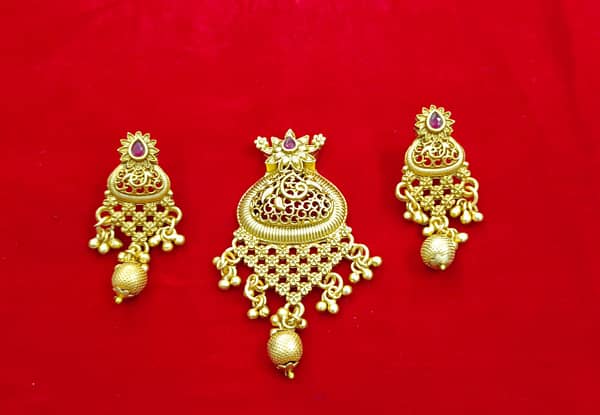 Antique Pendant – Earrings – Imitation Jewellery