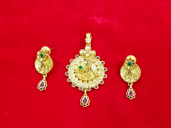 Antique Pendant – Earrings – Imitation Jewellery