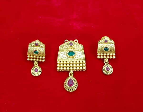 Antique Pendant – Earrings – Imitation Jewellery