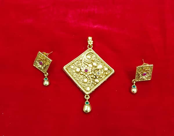 Antique Pendant – Earrings – Imitation Jewellery